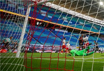 Leipzigs Torwart Peter Gulacsi kann den Bayern-Treffer zum 1:0 nicht verhindern.