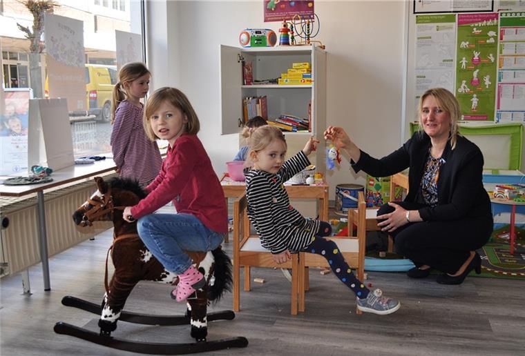 Braker Büro weitet Angebot aus Leiterin Annika Tannert (rechts) im neuen Familien- und Kinder-Servicebüro Brake.
