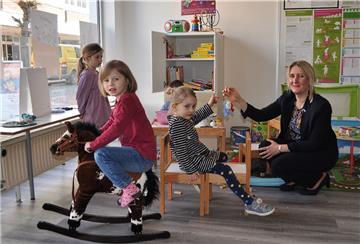 Leiterin Annika Tannert (rechts) im neuen Familien- und Kinder-Servicebüro Brake.