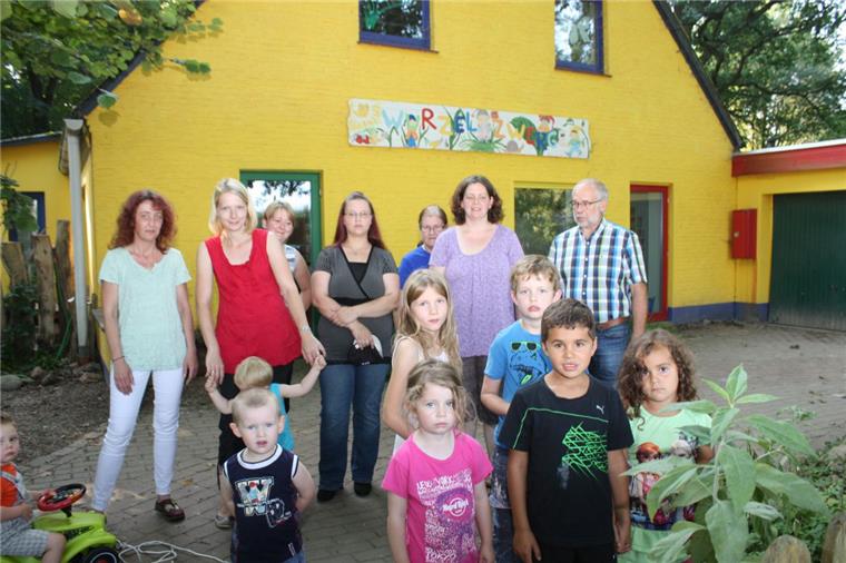 Leiterin Britta Thiermann (links) hat das Aus für die Kita angekündigt. Eltern und Kinder wollen ihr helfen und die Einrichtung retten.