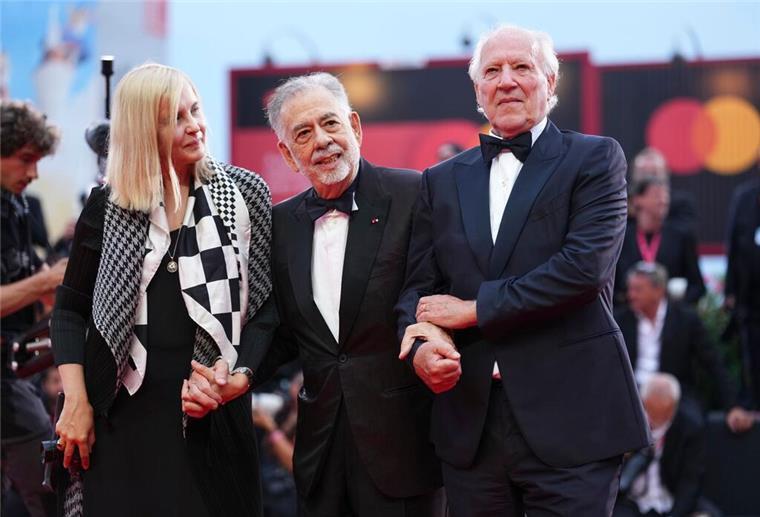 Filmfestspiele in Venedig eröffnet - Ehrenpreis für Herzog Lena Herzog (l-r), Francis Ford Coppola und Werner Herzog auf dem roten Teppich.