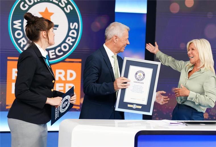 Kloeppel und von der Groeben: Abschied mit Gefühl und Rekord Lena Kuhlmann von Guinness World Records überreicht Peter Kloeppel und Ulrike von der Groeben die Auszeichnung als „Longest Serving National News Anchor Duo“. Seit dem 6. April 1992 haben Kloeppel und von der Groeben insgesamt 4.580 Sendungen gemeinsam moderiert.