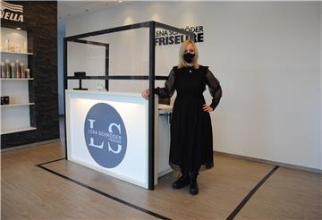 Lena Schröder aus Sittensen ist vorbereitet: Ab Montag dürfen Friseure unter strengen Corona-Bestimmungen wieder Haare schneiden und färben.