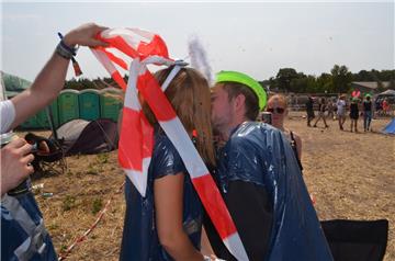 Lena und Jan haben sich das Ja-Wort gegeben. Foto: Overschmidt