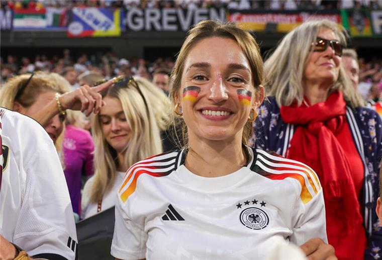Lena Wurzenberger, Freundin von Deutschlands Bundestrainer Julian Nagelsmann war am Freitag mit Leidenschaft dabei.