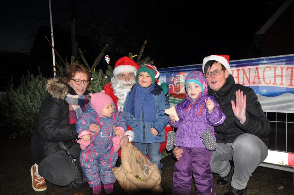 Leni, Diego und Lia Minou hatten keine Angst vor dem Weihnachtsmann – der Mann mit dem Rauschebart zeigte sich in Imsum von der großzügigen Seite. Foto: Wohlers