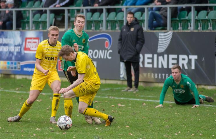Lennard Martensd versucht es gegen Kickers emden mit der berühmten Brechstange, bleibt aber hängen.
