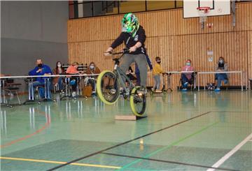 Lennard Sommer zeigte in voller Montur mit seinem BMX-Rad bei der Sitzung, was die Kinder schon eingeübt haben.