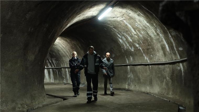 Wer ernährt die Welt? Politthriller „Die Saat“ Lennart (Per Kjerstad) zeigt Max Grosz (Heino Ferch, r) und Polizistin Thea Koren (Ingrid Bolsø Berdal) den Svalbard-Saatguttresor.