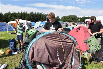 Lennert aus Osnabrück hat sein Wurfzelt in Windeseile zusammengepackt. Foto: Ove...