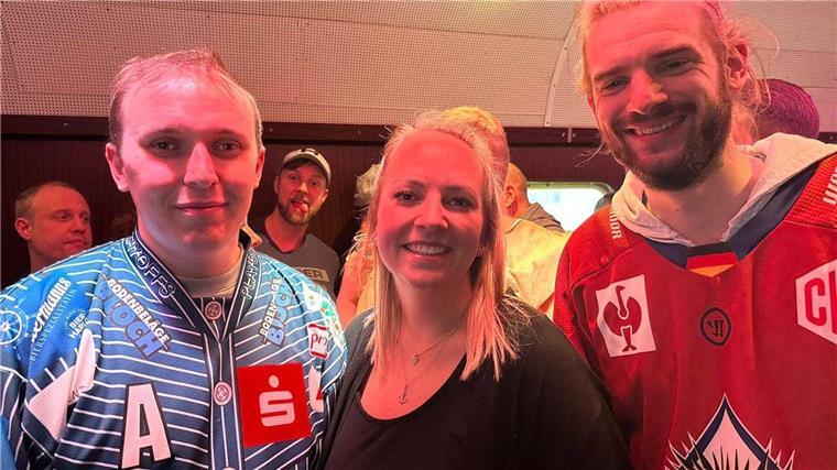 Pinguins-Fans on Tour: Per Sonderzug nach Mannheim - Her mit den Punkten (Update 28) Lenni, Mareike und Nico im Partywaggon.