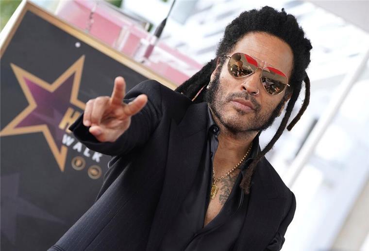 Lenny Kravitz will mit 60 Surfen lernen Lenny Kravitz bringt bald das zwölfte Studioalbum auf den Markt.