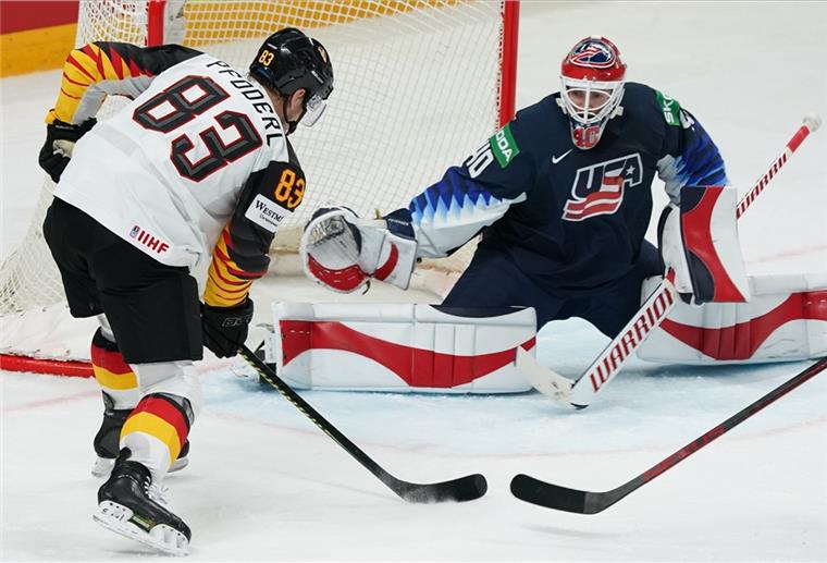 Eishockey: DEB-Team geht im Bronze-Spiel unter Leo Pföderl (links) hat kein Schussglück.