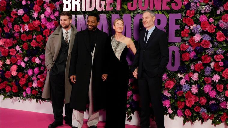 Leo Woodall, Chiwetel Ejiofor, Renée Zellweger und Regisseur Michael Morris (l-r) kommen zur Filmpremiere in Rom.