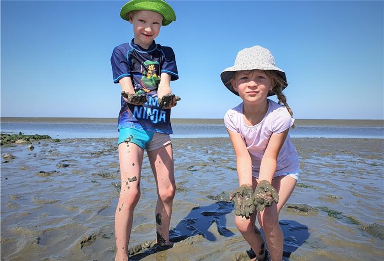 Wurster Nordseeküste: Kita-Abschied im Watt Leon (6) und Mila (6) suchen im Watt nach Krabben, Quallen und Wattwürmern.