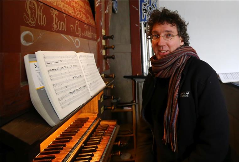 Langwarden: Organist im Bann der Jahrhunderte Léon Berben spielt an der 370 Jahre alten Kröger-Orgel in der Langwarder Kirche Stücke für seine neue Doppel-CD ein.