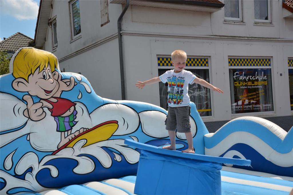 Leon-Christopher traute sich an den Balanceakt im Surfsimulator. Foto: Seelbach