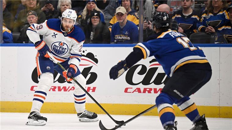 NHL: Draisaitl trifft bei Oilers-Sieg Leon Draisaitl (l.) spielte einmal mehr groß auf.