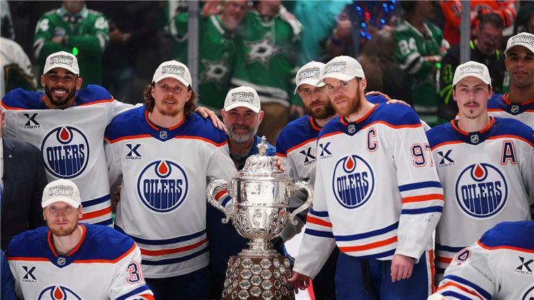 Zwei Assists von Draisaitl: Die Oilers sind zurück im Finale Leon Draisaitl posiert hinter Kapitän Connor McDavid mit dem Pokal für den Sieger der Western Conference.