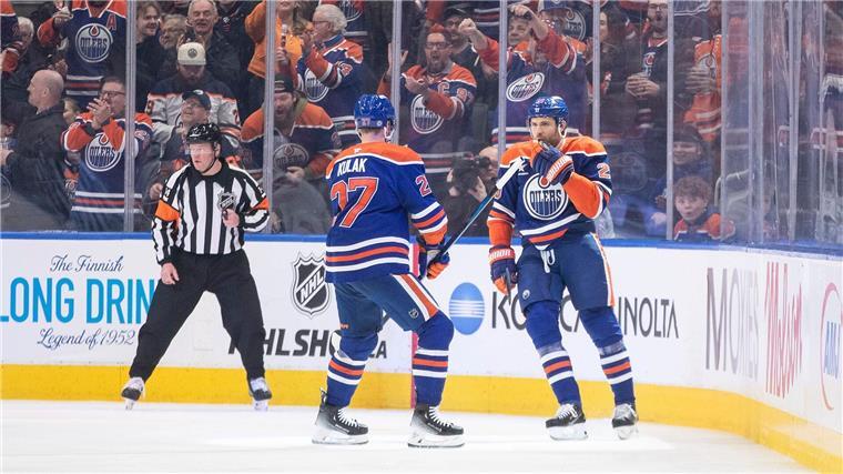 NHL: Starker Draisaitl kann Niederlage nicht verhindern Leon Draisaitl (r.) machte erneut ein starkes Spiel.