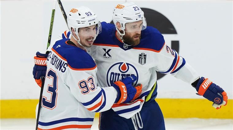 NHL-Finale: Draisaitl schießt Edmonton erneut zum Sieg Leon Draisaitl (r) schoss die Oilers erneut zum Sieg in der Verlängerung.