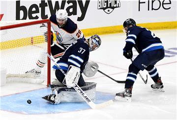 Leon Draisaitl (weißes Trikot) steuert zwei Assists bei, kann die 3:4-Niederlage aber auch nicht verhindern.