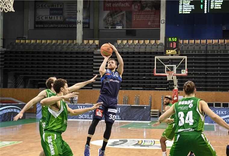Eisbären überrollen Trier im dritten Viertel Leon Friederici zeigte wieder eine starke Leistung und steuerte 15 Punkte zum Eisbären-Sieg in Trier bei.