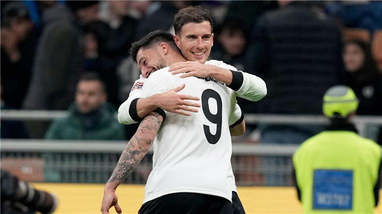 Leon Goretzka (hinten) köpfte den Ball zum 2:1 ins Tor.