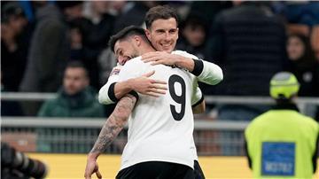 Leon Goretzka (hinten) köpfte den Ball zum 2:1 ins Tor.