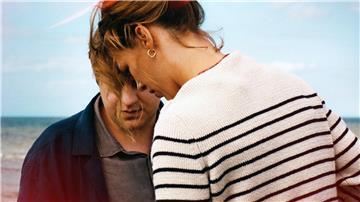 Leon (Thomas Schubert, l) und Nadja (Paula Beer) treffen an der Ostsee aufeinander. 