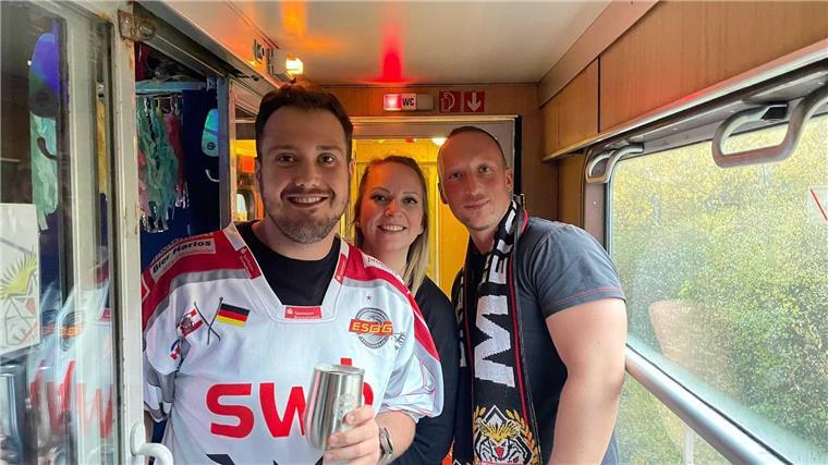 Pinguins-Fans on Tour: Per Sonderzug nach Mannheim - Her mit den Punkten (Update 28) Leon und Mareike haben Mark im Zug getroffen. Die Drei können die Ankunft in Mannheim kaum erwarten, vermissen allerdings ihren Kumpel Philipp, der die Fahrt aus beruflichen Gründen nicht antreten konnte. Liebe Grüße an die Küste, Philipp!