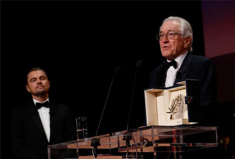 Schluss mit Schweigen – Robert De Niro teilt gegen Trump aus Leonardo DiCaprio (l) verfolgt die Rede von Robert De Niro im Festivalpalast.