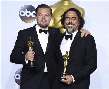 Leonardo DiCaprio (links) hält seinen ersten Oscar in der Hand. Ausgezeichnet wurde er für die Leistung als Hauptdarsteller in dem Film "The Revenant – Der Rückkehrer" von Regisseur Alejandro Gonzalez Inarritu (rechts).