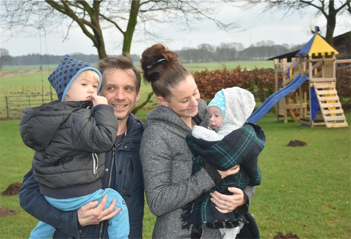 Das Foto zeigt Leoni Kristin Oeffinger und Jeff Frohner mit ihren beiden Kindern. 