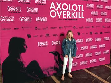 Leonie Brouwer-Pohlenz auf dem Roten Teppich in Berlin bei der Premiere von "Axolotl Overkill".