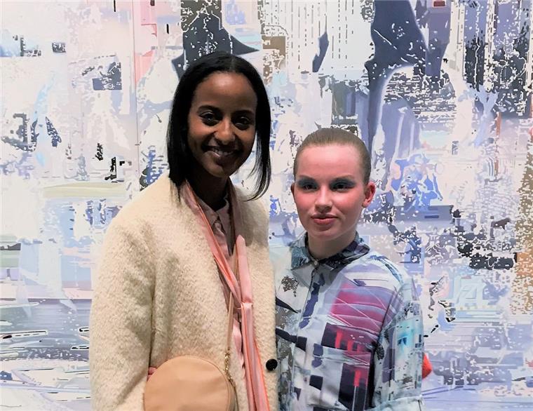 Hip-Hop-Tänzerin aus Geestland erobert die Berliner Fashionweek im Pyjama Leonie Brouwer-Pohlenz, Hip-Hop-Weltmeisterin aus Geestland, traf in Berlin auch auf Model Sara Nuru (links).