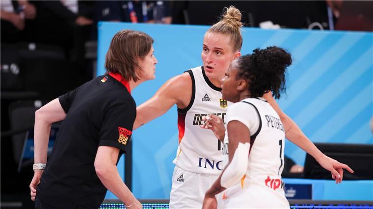Nowitzki jubelt mit: Sieg für Basketballerinnen zum EM-Start Leonie Fiebich (m) und Alexis Peterson (r) führten das deutsche Team an.