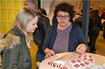 Leonie Mahnken (links) lässt sich von Gudrun Lemmermann vom Schulzentrum Gyhum über den Ausbildungsweg zum Physiotherapeuten und zum Ergotherapeuten informieren.