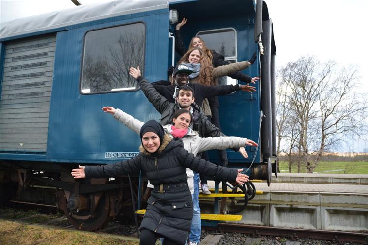 Das junge Kleinod sucht Darsteller Leonie (von oben nach unten), Antonia, Abdu, Rebvar, Asrin und Parwin nutzen das Angebot, sich in Theater und Tanz mit ihrer Lebenswelt auseinanderzusetzen und neue Ideen und Visionen vom Zusammenleben zu entwickeln. Viel Spaß ist dabei garantiert. Foto Scheiter