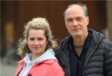 Leonie Winkler (Cornelia Gröschel) und Peter Michael Schnabel (Martin Brambach) ermitteln nach dem Abschied der Kollegin Karin Gorniak (Karin Hanczewski) im Dresdner Tatort „Siebenschläfer“ alleine.