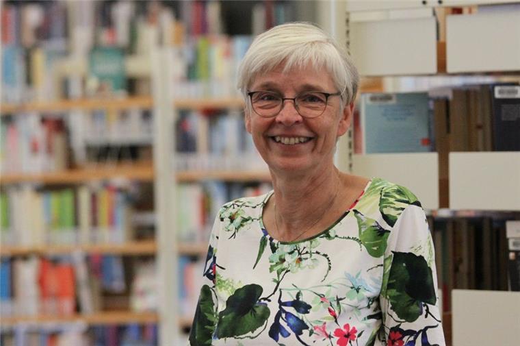 Tarmstedt: Büchereileiterin Leonore Holsten ist jetzt im Ruhestand Leonore Holsten steht vor Regalen in der Schul- und Samtgemeindebücherei in Tarmstedt. Reinhuschen, Bücher schnappen und wieder weg, das war einmal, sagt die langjährige Leiterin der Bücherei. Inzwischen verbringen die Besucher dort viel Zeit. Eine Entwicklung, die nur durch viele engagierte Menschen und im Zusammenspiel mit Förderverein, Schule und Politik möglich gewesen sei, wie sie betont.