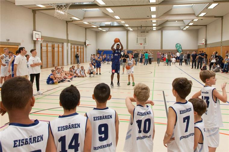 Lernen von den Basketballprofis stand am Sonntag auf dem Lehrplan in der kleinen Sporthalle des Schulzentrums Carl von Ossietzky.