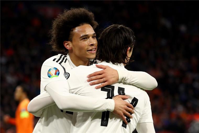 Deutsche Nationalelf bejubelt 3:2-Sieg gegen die Niederlande Leroy Sané bejubelt mit Nico Schulz seinen Treffer zum 1:0 gegen die Niederlande.