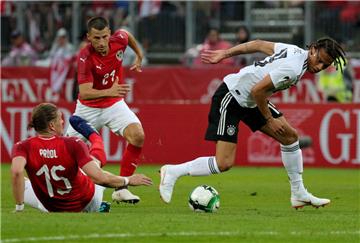 Leroy Sané (rechts) darf nicht mit zur WM. 


