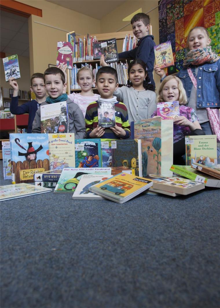 Kinderbuchtag: Das haben die Cuxländer gelesen, als sie noch jung waren „Lesen ist einfach spannend“, sind sich Simon (von links), Tobias, Jella, Özcal, Hülya, Leonid, Finnja und Lisa einig. Die acht Grundschüler gehören zu den besonders eifrigen Nutzern der Loxstedter Gemeindebücherei.
