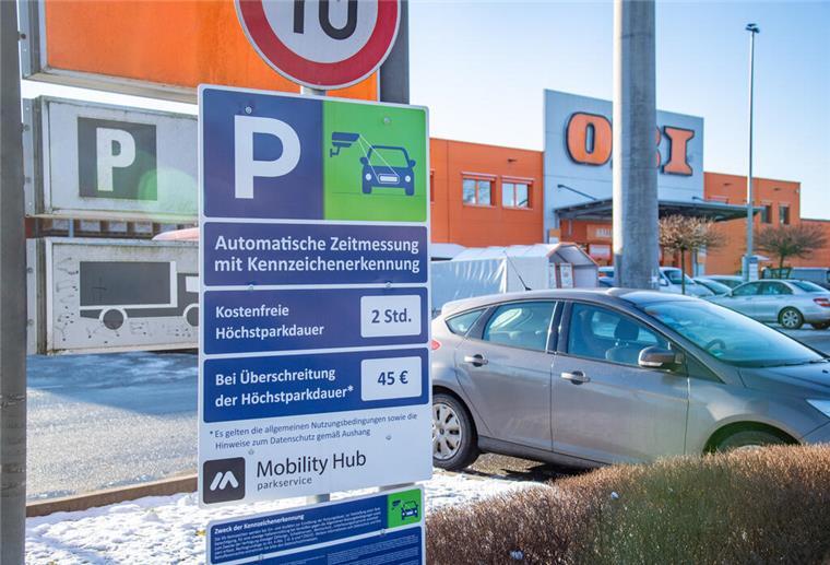 Wenn ein Kaffeeklatsch mit Freunden plötzlich 135 Euro kostet Schilder erklären die Parkregelung bei Obi.