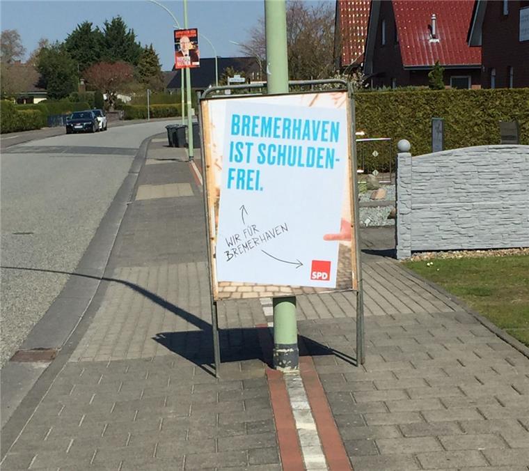 Merkwürdige Radwege in Bremerhaven entdeckt Leserin Kerstin Kiel hat uns dieses Foto geschickt: Sie ärgert sich, dass auf dem Lotjeweg Wahlplakate mitten auf dem Radweg platziert wurden.