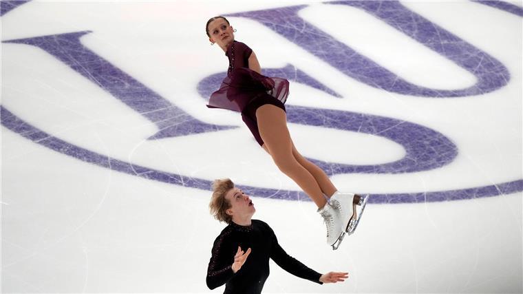 Eiskunstlauf-Paar Hase/Wolodin bei EM auf Goldkurs Letizia Roscher und Luis Schuster haben sich bei der Europameisterschaft in Tallinn für die Kür der Paare qualifiziert.