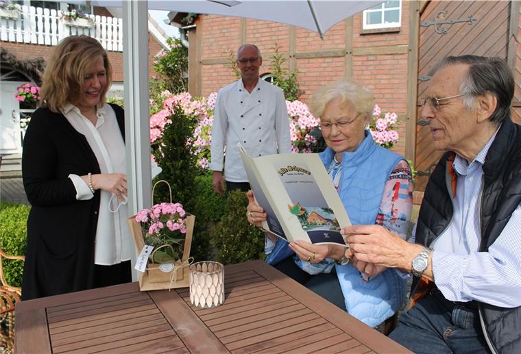 Der Landkreis feiert, Bremerhaven muss noch warten Letzte Besprechung vor dem großen Fest (von links): Kerstin und Eibe von Holten ("Alte Scheune" Neuenwalde) freuen sich, dass Irma und Hermann Metscher bei ihnen feiern wollen.