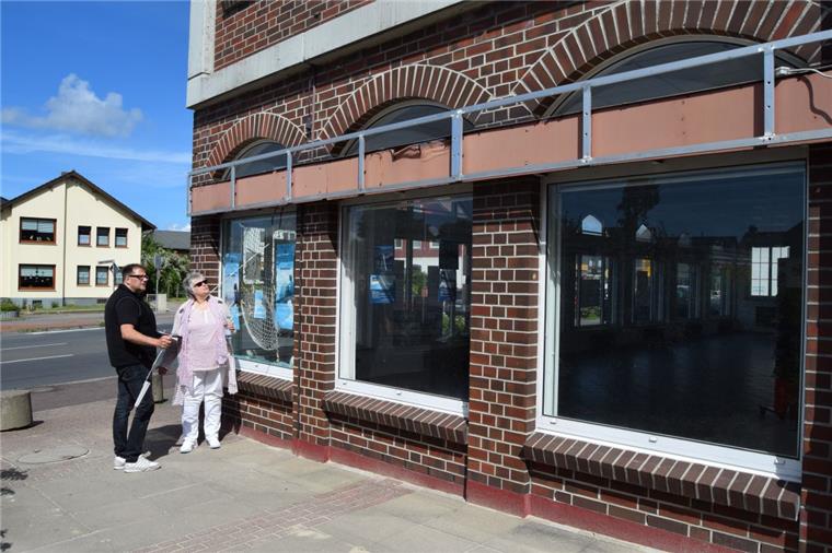 Langen: Dieses Geschäft zieht ins Lindenhof-Zentrum Letzte Besprechungen für die Werbetechnik: Gabriele Sellerhof zieht mit dem „Bunten Laden“ ins Lindenhof-Zentrum. Dort, wo dereinst noch Matratzen zu kaufen waren, wird sie ab 24. Juli mit ihrem Geschäft in der Langener Ortsmitte zu finden sein. Alexander Kühnau nimmt Maß.